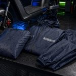 Áo mưa bộ xe điện siêu nhẹ chống nước trong workshop EV